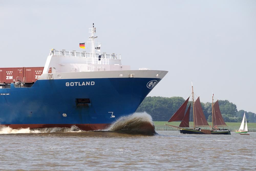 1038 Feederschiff Containerfeeder GOTLAND - historisches Segelschiff - Ewer | Schiffsbilder Hamburger Hafen - Schiffsverkehr Elbe